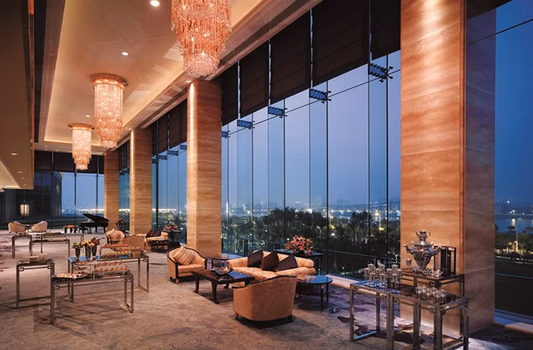 Có 704 phòng khách tại khách sạn Shangri-La cạnh Trung tâm triển lãm và hội nghị quốc tế Quảng Châu.