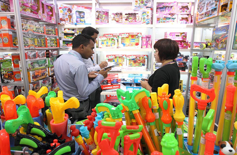 Gian hàng bày bán đồ chơi cho trẻ em.