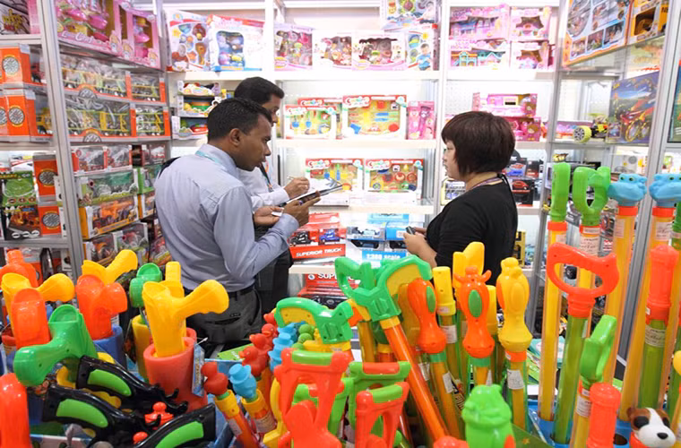 Gian hàng bày bán đồ chơi cho trẻ em.