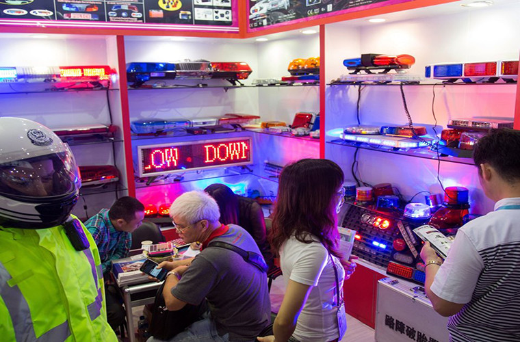 Gian hàng này chuyên về các loại đèn dành cho xe cấp cứu và cảnh sát.