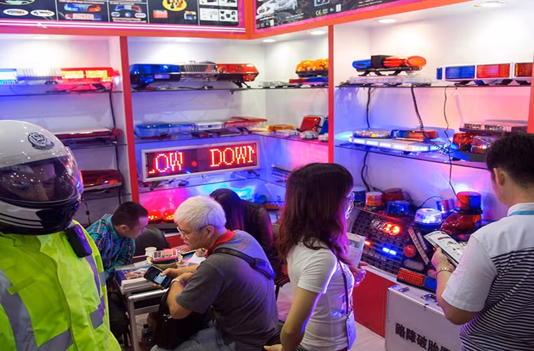 Gian hàng này chuyên về các loại đèn dành cho xe cấp cứu và cảnh sát.