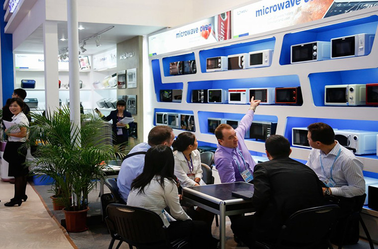 Nhân viên bán hàng tư vấn cho khách hàng.