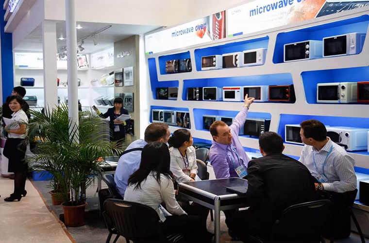 Nhân viên bán hàng tư vấn cho khách hàng.