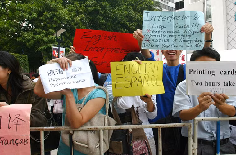 Một số phiên dịch viên “nghiệp dư” tập trung bên ngoài triển lãm thương mại lớn nhất Trung Quốc.