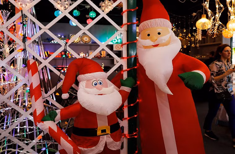 Khu vực bày bán đồ trang trí cho dịp lễ Giáng sinh.