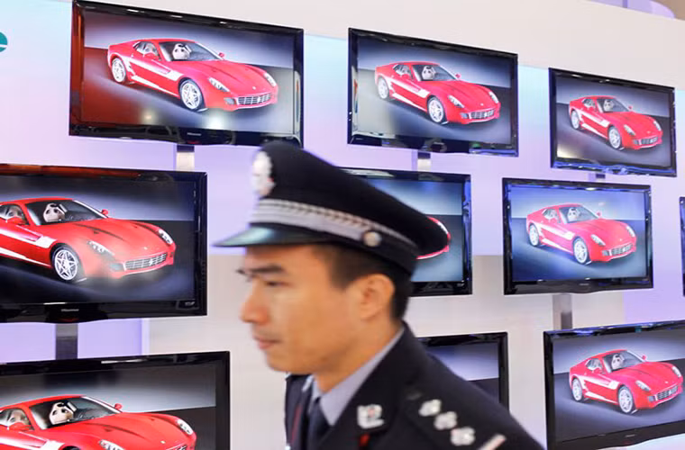 Màn hình ti vi ở khắp mọi nơi.