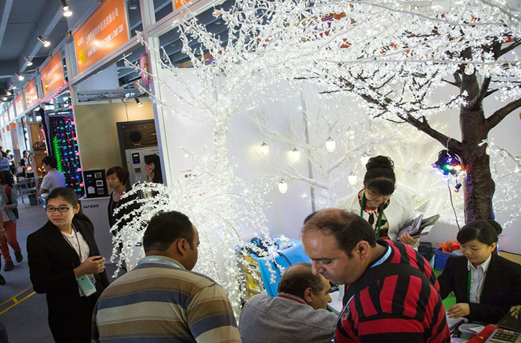 Tại hội chợ Canton, khách hàng có thể mua được bất cứ thứ gì họ cần. Theo BI, khoảng 200.000 khách hàng tới dự mỗi phiên hội chợ.