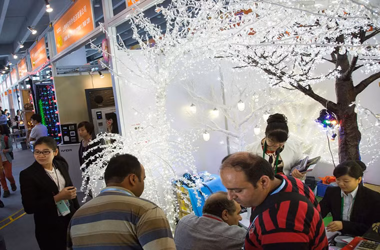 Tại hội chợ Canton, khách hàng có thể mua được bất cứ thứ gì họ cần. Theo BI, khoảng 200.000 khách hàng tới dự mỗi phiên hội chợ.