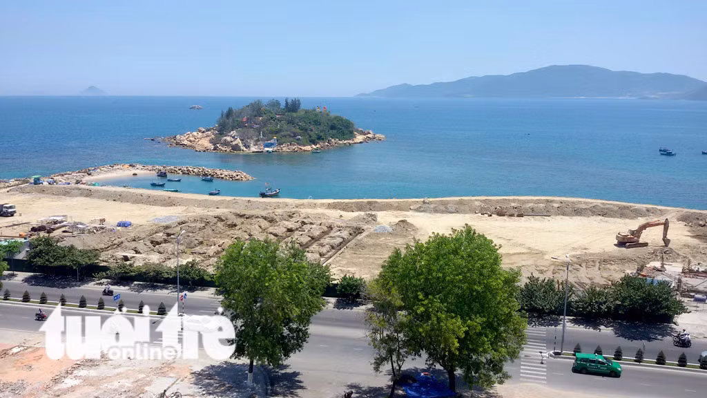 Theo đó, dự án Nha Trang Sao đã được UBND tỉnh Khánh Hòa cấp phép đầu tư lần đầu cho Công ty cổ phần Nha Trang Sao để thực hiện dự án trong vịnh Nha Trang, tại khu di tích danh thắng quốc gia Hòn Chồng - Hòn Đỏ vào tháng 3/2012. Ảnh: Tuổi trẻ.