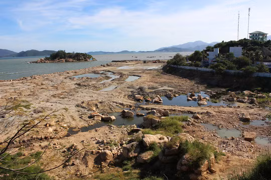 Tuy nhiên, ghi nhận thực tế của phóng viên báo Người Lao Động tại khu vực dự án ngày 10/9 cho thấy Nha Trang Sao vẫn còn là bãi đất trống bị đào bới ngổn ngang, đê chắn chỉ là những tảng đá lớn đổ xuống biển. Ảnh: NLĐ.