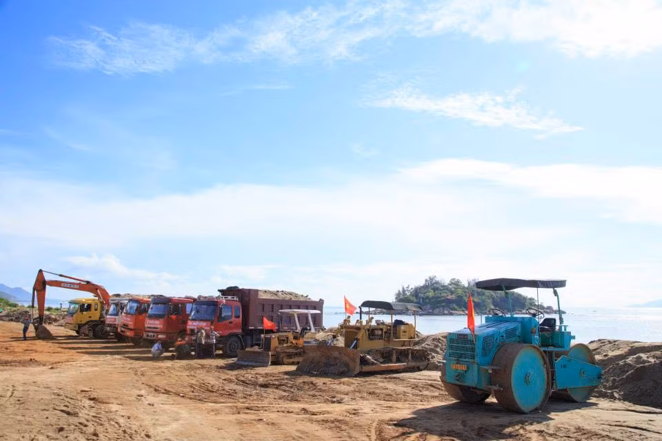 Bãi đất đổ lấn biển giờ biến thành một bãi chứa xà bần xây dựng với nhiều chuyến xe tải chở đến đổ mỗi ngày. Ảnh: FB Công ty Truyền Thông GTO Media