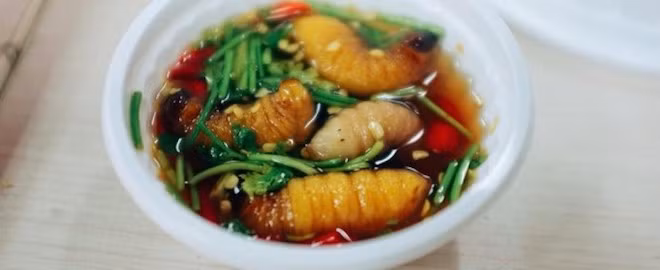 Đuông chà là: Thêm một món ăn đặc biệt thách thức du khách chính là đuông chà là tẩm nước mắm. Nhìn món ăn này có thể nhiều người cảm thấy rất “ghê sợ” nhưng khi ăn vào rồi sẽ cảm nhận được mùi vị ngon tuyệt. Ngoài ra, đuông chà là còn được chiên tẩm bột, nhìn lớp bột vàng óng, thơm phức, cắn một miếng sữa trào ra béo ngậy, ngon không thể tả.