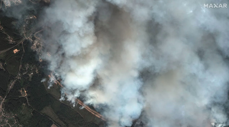 Theo trang Avia.pro, bên trong chứa gần 30.000 tấn đạn dược, bao gồm rocket 122mm cùng nhiều loại tên lửa và đạn pháo. Đây là một trong những kho đạn dược lớn nhất của Quân đội Nga. Đại tướng Nga Dmitry Bulgkov từng gọi kho đạn này là “siêu kho dự trữ” có thể chịu được các cuộc không kích và tấn công bằng tên lửa, nhưng rõ ràng chỉ một chiếc máy bay không người lái đơn giản cũng có thể kích nổ nó. Ảnh: Maxar.