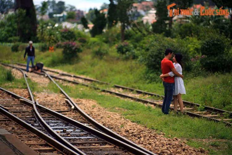 Những điểm đến nổi tiếng ở Đà Lạt là hồ Xuân Hương, chợ Đà Lạt, ga Đà Lạt, nhà thờ Con Gà, quảng trường Lâm Viên, hồ Tuyền Lâm, thung lũng Tình Yêu, hồ Than Thở...
