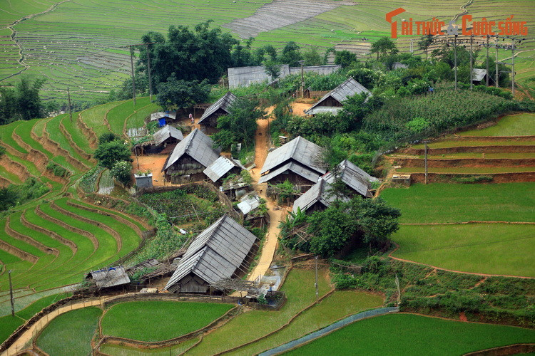 Nằm ở độ cao trung bình 1500-1800 mét nên vào mùa hè khí hậu Sa Pa mang sắc thái của xứ ôn đới, với nhiệt độ luôn mát mẻ, đem lại cảm giác sảng khoái cho những du khách đến từ vùng đồng bằng.