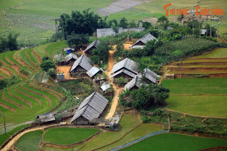 Nằm ở độ cao trung bình 1500-1800 mét nên vào mùa hè khí hậu Sa Pa mang sắc thái của xứ ôn đới, với nhiệt độ luôn mát mẻ, đem lại cảm giác sảng khoái cho những du khách đến từ vùng đồng bằng.