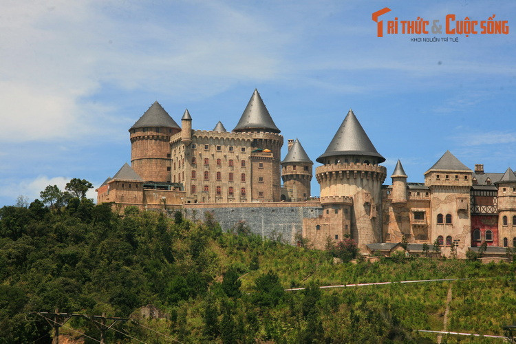  2. Miền Trung: Bà Nà. Nằm trên đỉnh núi Chúa, thuộc huyện Hòa Vang, cách trung tâm thành phố Đà Nẵng khoảng 25 km về phía Tây Nam, khu du lịch Bà Nà là một điểm đến nổi tiếng quốc tế của thành phố lớn nhất miền Trung.