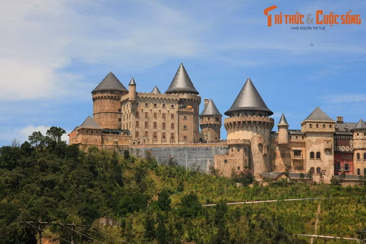  2. Miền Trung: Bà Nà. Nằm trên đỉnh núi Chúa, thuộc huyện Hòa Vang, cách trung tâm thành phố Đà Nẵng khoảng 25 km về phía Tây Nam, khu du lịch Bà Nà là một điểm đến nổi tiếng quốc tế của thành phố lớn nhất miền Trung.