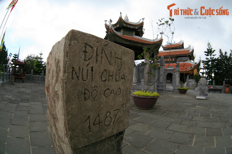 Nằm ở độ cao trên 1.400 mét so với mực nước biển, Bà Nà có nền nhiệt độ thấp hơn so với toàn bộ các phần còn lại của Đà Nẵng. Nơi đây thường được ví như “Đà Lạt của miền Trung” hay “ hòn ngọc khí hậu” của Viêt Nam.