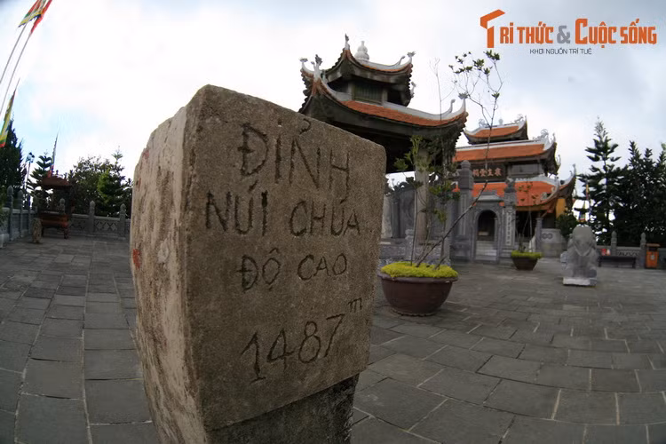 Nằm ở độ cao trên 1.400 mét so với mực nước biển, Bà Nà có nền nhiệt độ thấp hơn so với toàn bộ các phần còn lại của Đà Nẵng. Nơi đây thường được ví như “Đà Lạt của miền Trung” hay “ hòn ngọc khí hậu” của Viêt Nam.