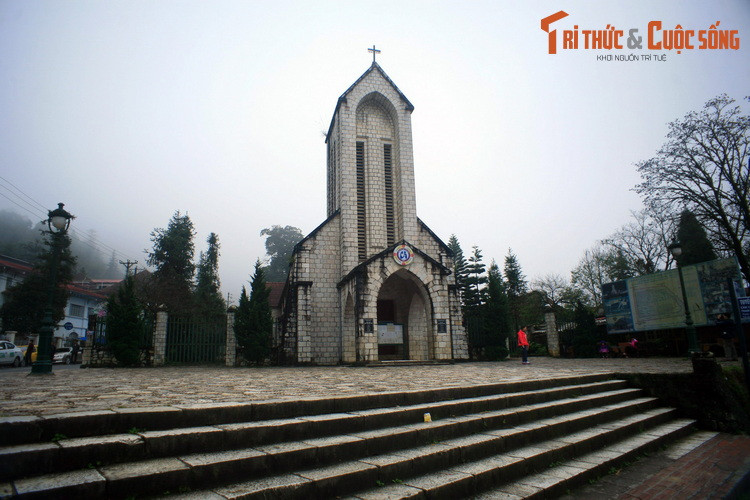  1. Miền Bắc: Sa Pa. Nằm ở tỉnh Lào Cai, cách thành phố Lào Cai 38 km và cách Hà Nội 376 km, thị xã Sa Pa là một trong những địa danh du lịch nổi tiếng nhất Việt Nam.