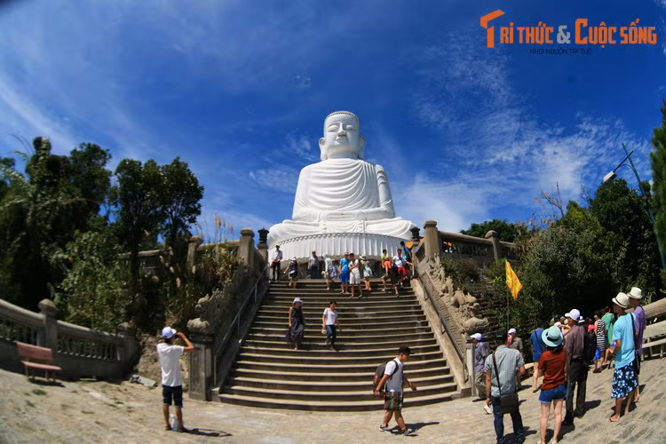 Những địa điểm hút khách nhất ở Bà Nà là cầu Vàng, chùa Linh Ứng, khu làng Pháp, khu vui chơi Fantasy Park, vườn hoa Le Jadin D’amour...