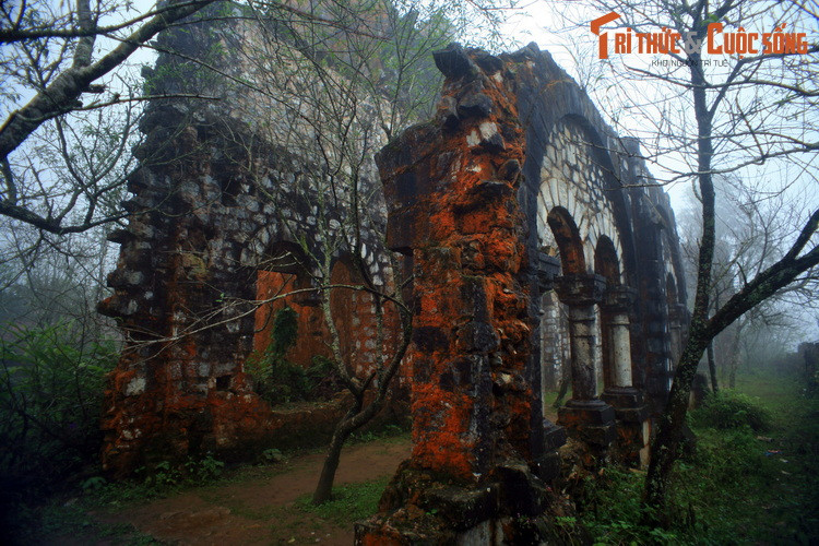 Cùng với khí hậu dễ chịu, Sa Pa thu hút khách phương xa nhờ những cảnh sắc núi đồi, ruộng bậc thang kỳ vĩ, nhiều di tích lịch sử và bản sắc văn hóa độc đáo của cộng đồng các dân tộc thiểu số.