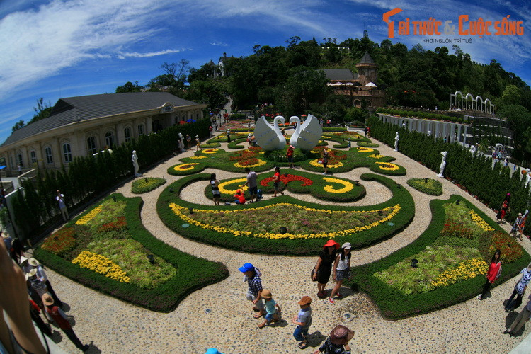 Sức hút của Bà Nà đến từ những công trình kiến trúc độc đáo, phong cảnh thiên nhiên tươi đẹp và nhiều trải nghiệm vui chơi giải trí độc đáo, thú vị.