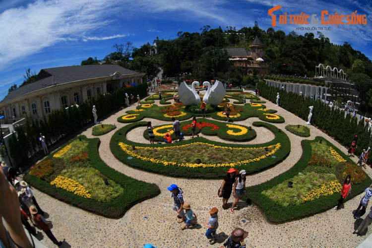 Sức hút của Bà Nà đến từ những công trình kiến trúc độc đáo, phong cảnh thiên nhiên tươi đẹp và nhiều trải nghiệm vui chơi giải trí độc đáo, thú vị.