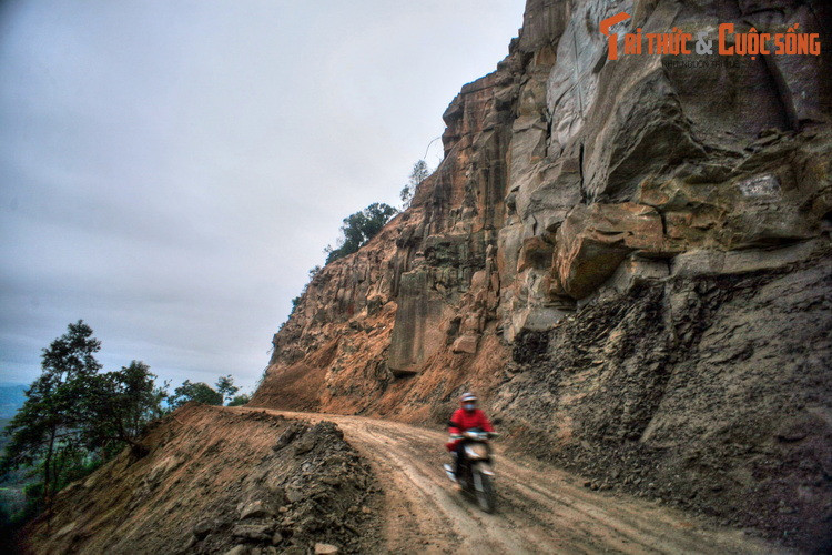 Trên một con đường mới mở ở Điện Biên Đông.