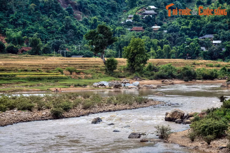 Bên bờ sông Mã ở Điện Biên Đông.
