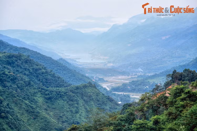 Từ Quốc lộ 12 ở địa phận huyện Mường Chà nhìn về thị xã Mường Lay, Điện Biên.