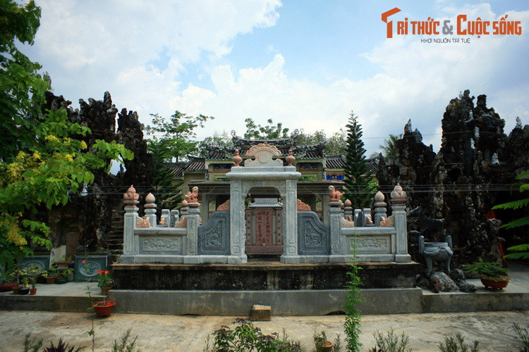 4. Nằm ở phường An Hòa của Rạch Giá, lăng mộ Hội đồng Suông là một quần thể kiến trúc phức tạp, được coi là khu lăng mộ cổ độc đáo bậc nhất Nam Bộ. Lăng do ông Hà Mỹ Suông - một đại điền chủ người Việt gốc Hoa có thế lực rất lớn ở đất Hà Tiên xưa - cho xây từ năm năm 1936-1938.