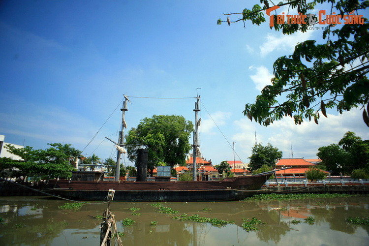 Mô hnh pháo hạm Espérance của Pháp từng bị nghĩa quân Nguyễn Trung Trực phá hủy được phục dựng trên dòng sông Kiên phía trước đình.