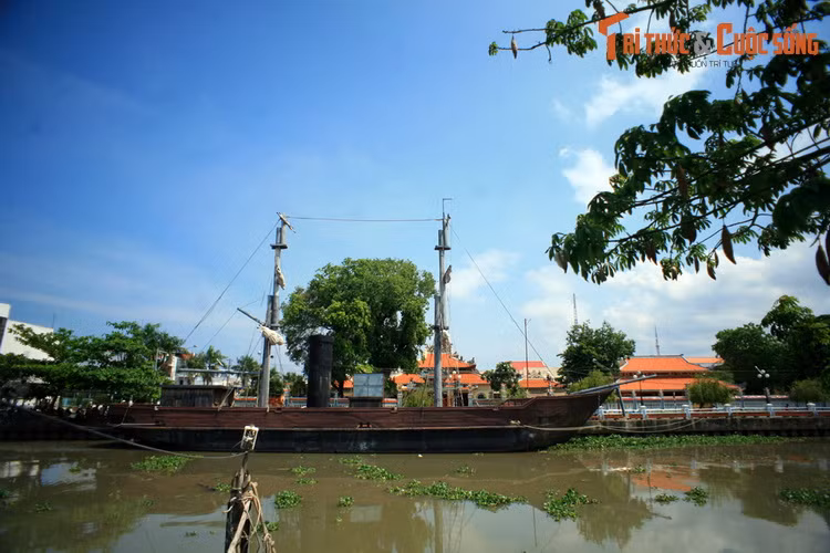 Mô hnh pháo hạm Espérance của Pháp từng bị nghĩa quân Nguyễn Trung Trực phá hủy được phục dựng trên dòng sông Kiên phía trước đình.