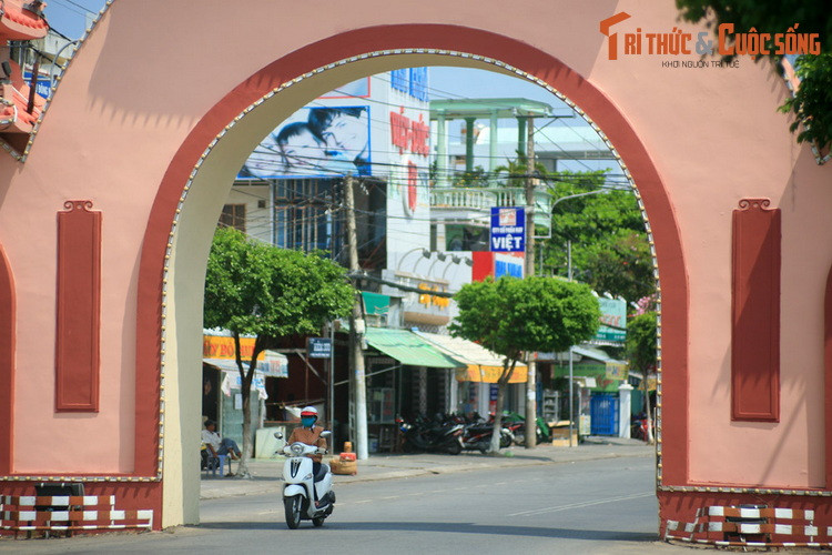 Sau một quá trình phát triển đô thị của Rạch Giá, cổng tam quan từ vị trí cửa ngõ trở thành một công trình nằm ở trung tâm thành phố.