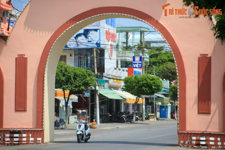 Sau một quá trình phát triển đô thị của Rạch Giá, cổng tam quan từ vị trí cửa ngõ trở thành một công trình nằm ở trung tâm thành phố.