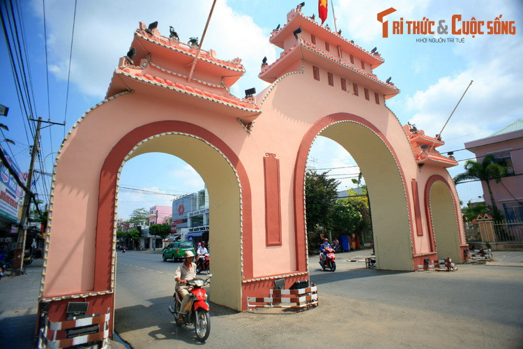 Cổng được xây dựng từ thời Pháp thuộc, xưa kia có vai trò như một cổng làng khi vào Rạch Giá từ phía các huyện. Công trình được thiết kế với ba ô cửa hình vòng cung mềm mại, khác với các kiểu cổng tam quan thường thấy.