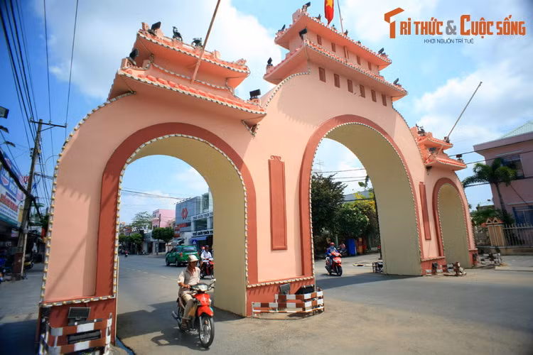 Cổng được xây dựng từ thời Pháp thuộc, xưa kia có vai trò như một cổng làng khi vào Rạch Giá từ phía các huyện. Công trình được thiết kế với ba ô cửa hình vòng cung mềm mại, khác với các kiểu cổng tam quan thường thấy.