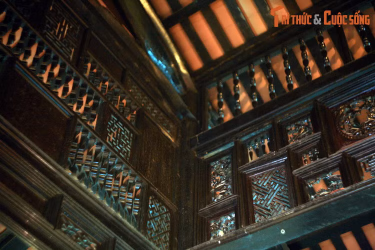 Tòa dinh thự cổ được khởi công xây dựng năm 1911, khánh thành năm 1920. Công trình có kiến trúc “nửa Tây nửa Ta” độc đáo Bên ngoài được xây dựng theo kiểu nhà hộp trang trí hoa văn theo lối kiến trúc của người phương Tây nhưng bên trong có kiến trúc theo kiểu nhà cổ Việt Nam.