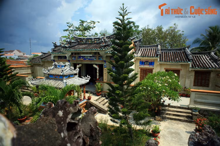 Đền thờ nằm ở khu phía sau của quần thể lăng mộ. Đây là một ngôi nhà hai gian ba chái, được xây dựng theo lối kiến trúc kiểu đình chùa truyền thống của người Hoa. Gian giữa là nơi thờ tự. Hai chái dành cho người ở để trông nom, hương khói cho khu mộ.