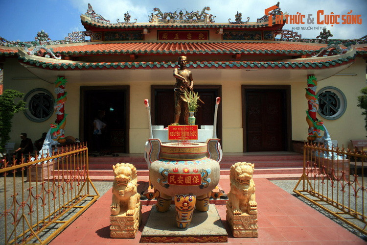 Sau khi Nguyễn Trung Trực bị xử ngày 27/10/1868, những người dân yêu kính ông ở Rạch Giá đã bí mật thờ ông trong đền thờ Nam Hải Ðại tướng quân. Ban đầu, đây chỉ là một ngôi đền nhỏ bằng gỗ, lợp lá. Sau nhiều lần tu bổ, ngôi đình đã có diện mạo bề thế như ngày nay.