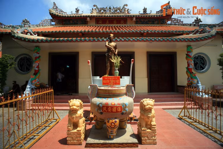 Sau khi Nguyễn Trung Trực bị xử ngày 27/10/1868, những người dân yêu kính ông ở Rạch Giá đã bí mật thờ ông trong đền thờ Nam Hải Ðại tướng quân. Ban đầu, đây chỉ là một ngôi đền nhỏ bằng gỗ, lợp lá. Sau nhiều lần tu bổ, ngôi đình đã có diện mạo bề thế như ngày nay.