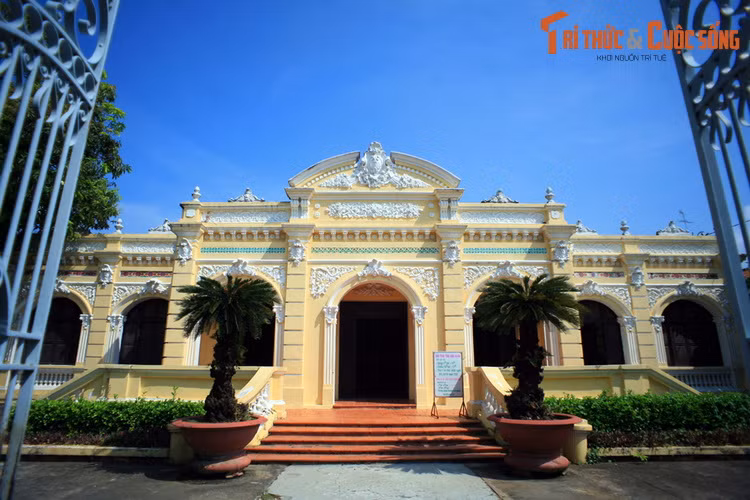 3. Tọa lạc tại số 27 Nguyễn Văn Trỗi, Rạch Giá, Kiên Giang, tòa nhà Bảo tàng Tỉnh Kiên Giang là một tòa dinh thự cổ mang kiến trúc độc đáo hiếm thấy của khu vực Nam Bộ.