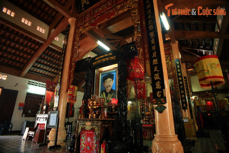 Bên trong đình, lãnh tụ Nguyễn Trung Trực được thờ ở vị trí trung tâm. Bện cạnh đó còn có ngai thờ những cộng sự thân tín của ông, ngai thờ Nam Hải Ðại tướng quân theo phong tục của người dân miền biển và các bàn thờ Tây hiến, Đông hiến, Tiền hiền, Hậu hiền...