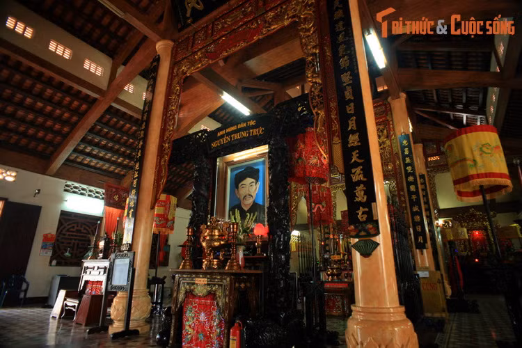 Bên trong đình, lãnh tụ Nguyễn Trung Trực được thờ ở vị trí trung tâm. Bện cạnh đó còn có ngai thờ những cộng sự thân tín của ông, ngai thờ Nam Hải Ðại tướng quân theo phong tục của người dân miền biển và các bàn thờ Tây hiến, Đông hiến, Tiền hiền, Hậu hiền...