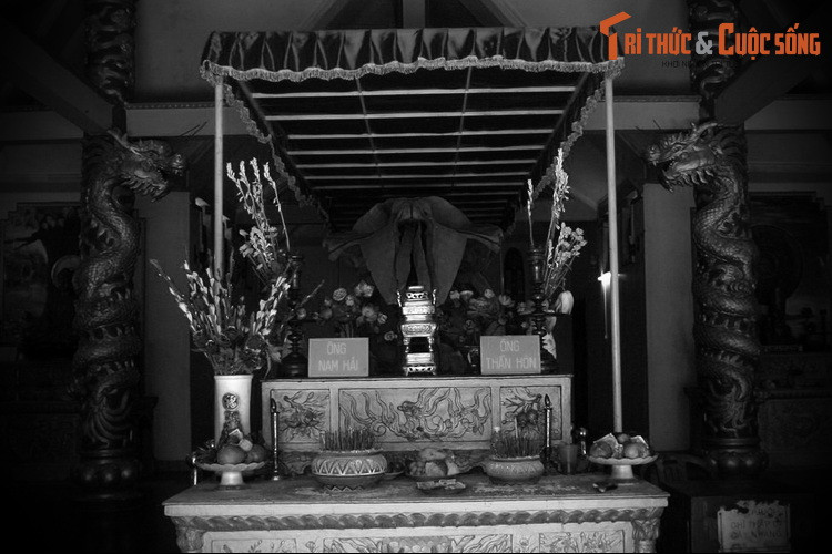 Với những cá voi cỡ nhỏ, không đủ sức cứu tàu thuyền, thì dựa vào sự khéo léo của mình để cứu những người chẳng may bị rơi xuống biển, đưa họ vào bờ an toàn. Cá voi cũng được ban cho khả năng thâu đường, biết ở nơi nào có người cần cứu để có mặt kịp thời. Ảnh: Xương cá voi được thờ ở Lăng Ông trên đảo Hòn Đá Bạc, Cà Mau.