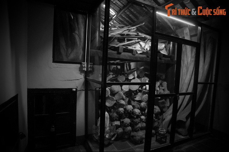 Đầu niên hiệu Minh Mạng vua đặt cho tên là Nhân Ngư, đầu niên hiệu Tự Đức đổi lại tên này (Đức Ngư). Loại cá này trong Nam Hải thì linh, còn ở biển khác thì không linh”. Ảnh: Phong lưu trữ hài cốt cá voi ở dinh Vạn Thủy Tú.