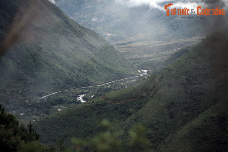 Nằm trên quốc lộ 4D ở vùng giáp ranh giữa hai tỉnh Lào Cai và Lai Châu, Việt Nam, đèo Ô Quy Hồ là cung đường đèo dài, hiểm trở và hùng vĩ bậc nhất Bắc Việt Nam.