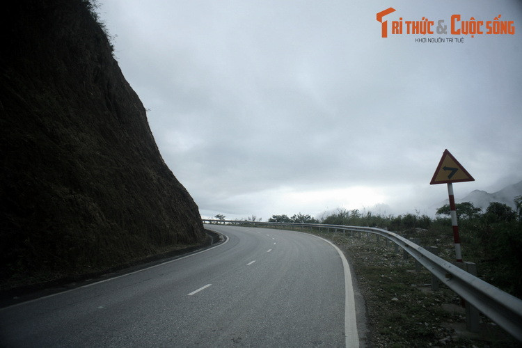 Những tấm biển chỉ báo nguy hiểm được dựng lên khắp nơi, và đã có nhiều tai nạn thảm khốc xảy ra trên cung đường đèo này.